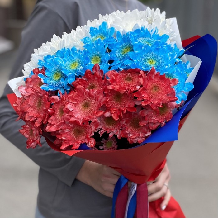 15 хризантем в букете Флаг России